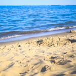 6.000 euros de multa para un conductor por aparcar su coche en la arena de una playa