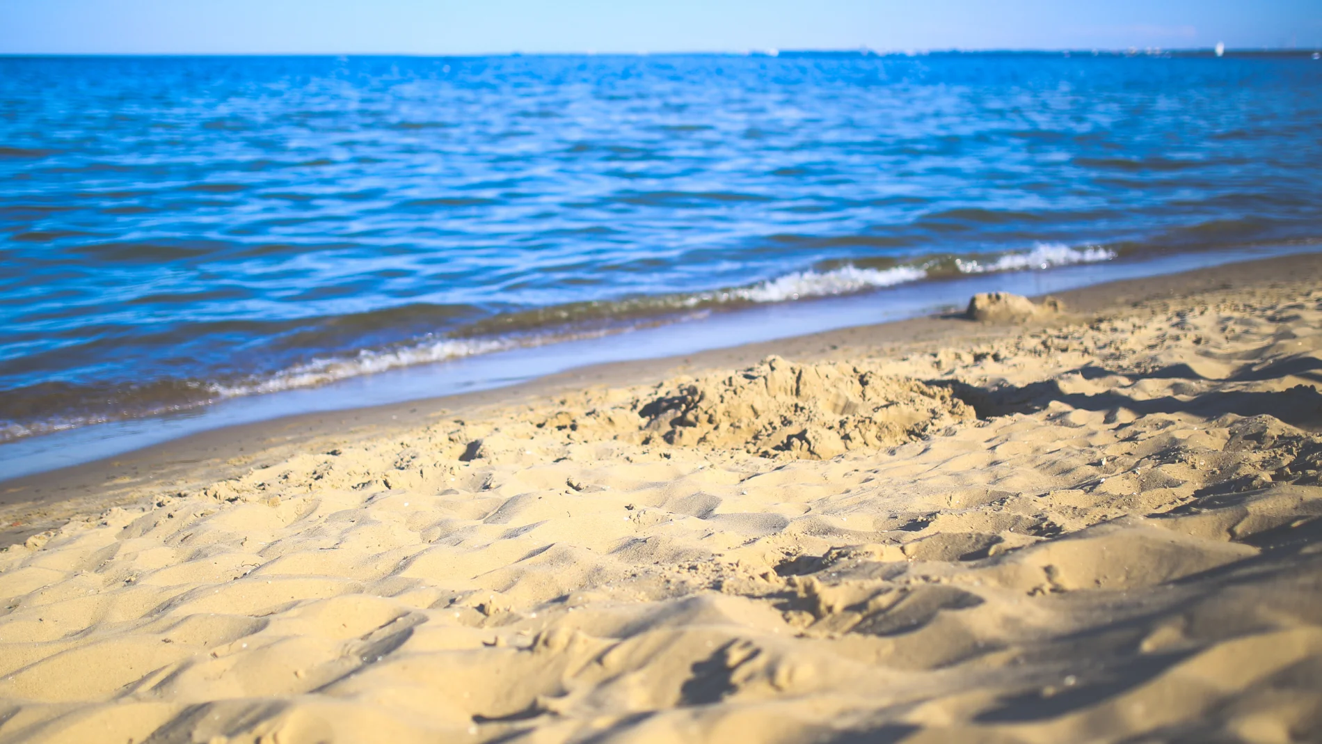 6.000 euros de multa para un conductor por aparcar su coche en la arena de una playa