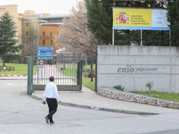 MADRID, 27/02/2026.- El hasta ahora gerente del Centro Nacional de Investigaciones Oncol&oacute;gicas (CNIO), Jos&eacute; Manuel Bernab&eacute;, ha renunciado a su cargo, despu&eacute;s de conocerse un presunto caso de acoso denunciado por la ex secretaria general. El patronato del CNIO, reunido este viernes en sesi&oacute;n extraordinaria, ha quedado informado de la renuncia de Bernab&eacute;. No obstante, ayer ya el Ministerio de Ciencia, Innovaci&oacute;n y Universidades anunci&oacute; que pedir&iacute;a en este &oacute;rgano la destituci&oacute;n del gerente. EFE/...