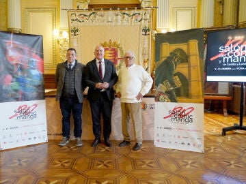 El alcalde Jes&uacute;s Julio Carnero, el presidente de Asofed, Carlos Ram&iacute;rez, y el dibujante Jes&uacute;s Redondo presentan el Sal&oacute;n