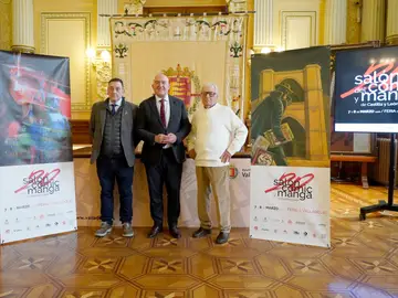 El alcalde Jesús Julio Carnero, el presidente de Asofed, Carlos Ramírez, y el dibujante Jesús Redondo presentan el Salón El alcalde Jesús Julio Carnero, el presidente de Asofed, Carlos Ramírez, y el dibujante Jesús Redondo presentan el Salón
