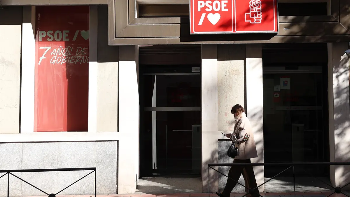 La Policía identifica a dos jóvenes en el PSOE con un cartel alusivo al accidente de Urda