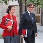 El presidente de la Generalitat, Salvador Illa, y la consellera de Econom&iacute;a y Finanzas, Al&iacute;cia Romero, antes del Consell Executiu extraordinario de este viernes para aprobar los Presupuestos de 2026