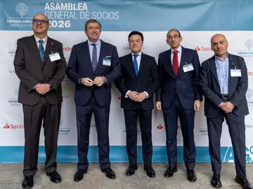 El presidente de Empresa Familiar de Castilla y León (EFCL), Isidoro Alanís, inaugura su Asamblea General de Socios junto al director territorial en Castilla y León del Banco Santander, F. Javier Martín Calvo, y el concejal de Promoción Económica del Ayuntamiento de Salamanca, Pedro Martínez. El presidente de Empresa Familiar de Castilla y León (EFCL), Isidoro Alanís, inaugura su Asamblea General de Socios junto al director territorial en Castilla y León del Banco Santander, F. Javier Martín Calvo, y el concejal de Promoción Económica del Ayuntamiento de Salamanca, Pedro Martínez.