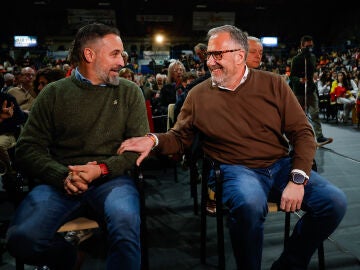 El presidente de VOX, Santiago Abascal y el candidato a la presidencia de la Junta de Castilla y Le&oacute;n, Carlos Poll&aacute;n participan en un acto p&uacute;blico en el Polideportivo Municipal El Plant&iacute;o