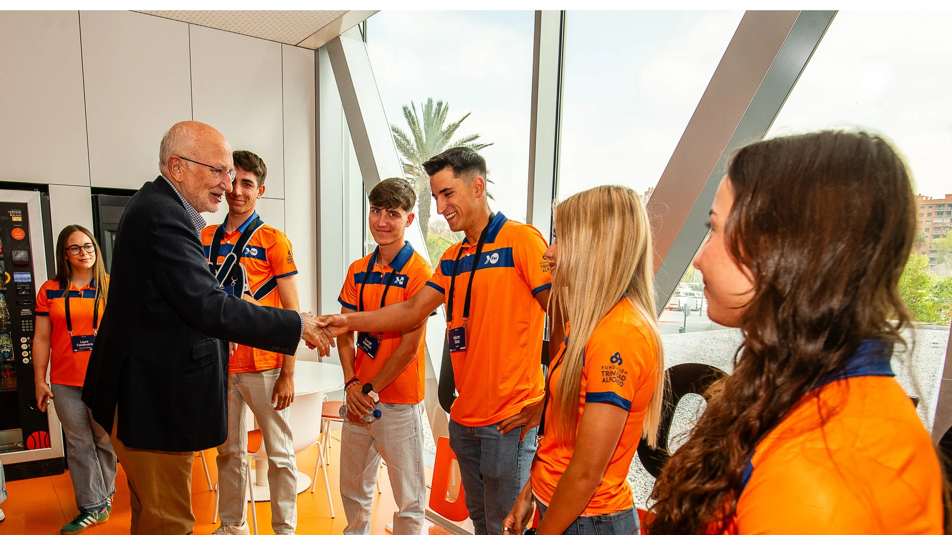 El presidente de Mercadona, Juan Roig, saluda a deportistas del proyecto FER