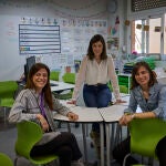 De izquierda a derecha: Irene, Patricia y Cristina, tres de las madres que han organizado el pacto de familias, el 27 de febrero en el CEIP Carmen Hern&aacute;ndez Guarch de Tres Cantos. &laquo;No se trata de prohibir la tecnolog&iacute;a&raquo;. 