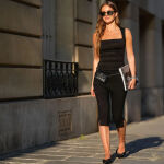 Look de street style con pantal&oacute;n capri negro