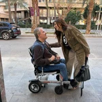 Carmen Sáez pasea junto a su marido, paciente sin diagnóstico