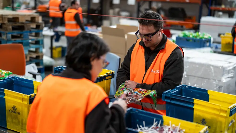 Trabajadores del departamento de Manipulados Industriales
