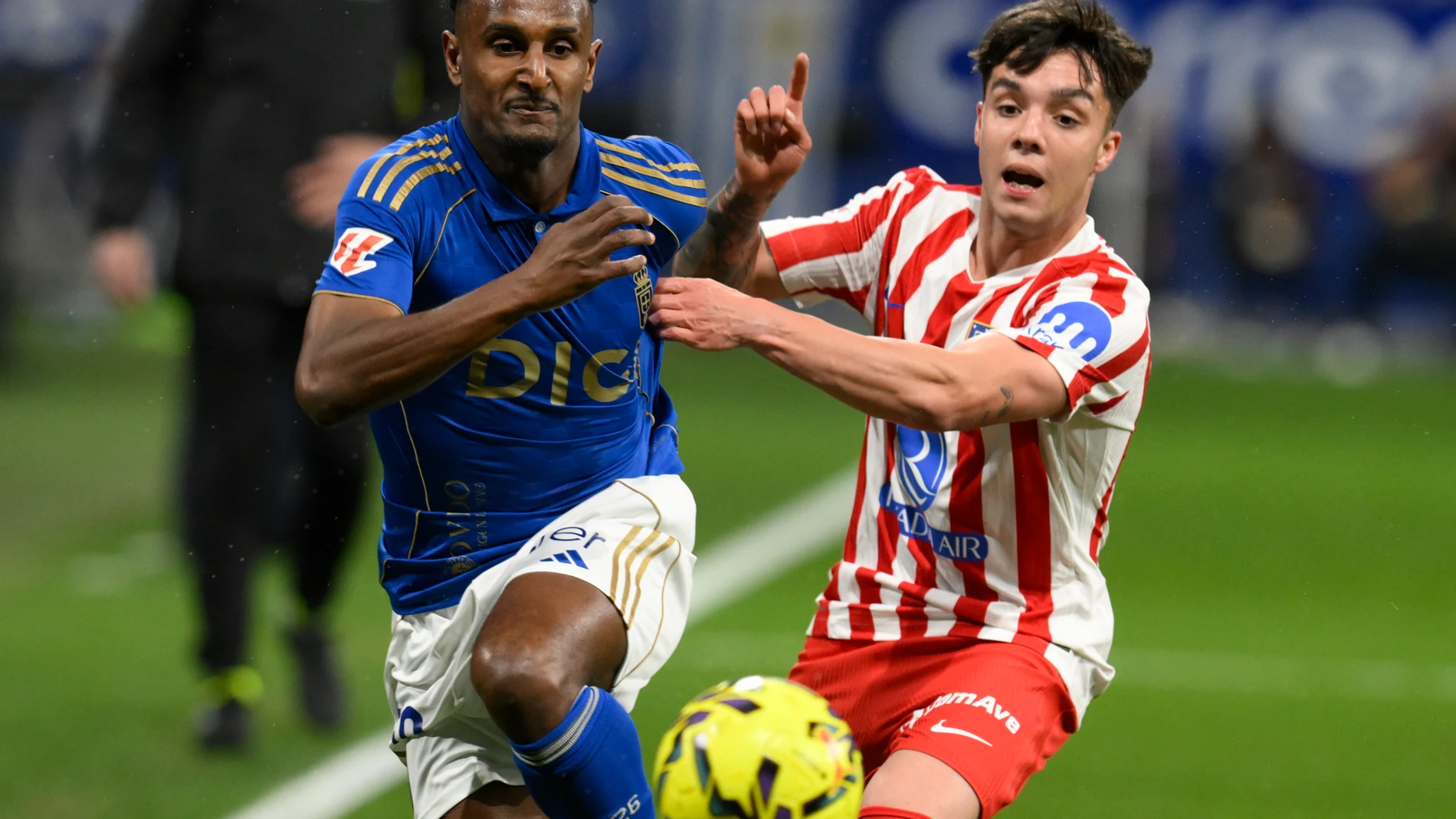 OVIEDO, 28/02/2026.- El defensa del Atlético Julio Diaz (d) disputa el balón ante el delantero francés del Oviedo Haissem Hassan durante el calentamiento del partido de LaLiga de fútbol que Real Oviedo y Atlético de Madrid disputan este sábado en el estadio Carlos Tartiere. EFE/Eloy Alonso