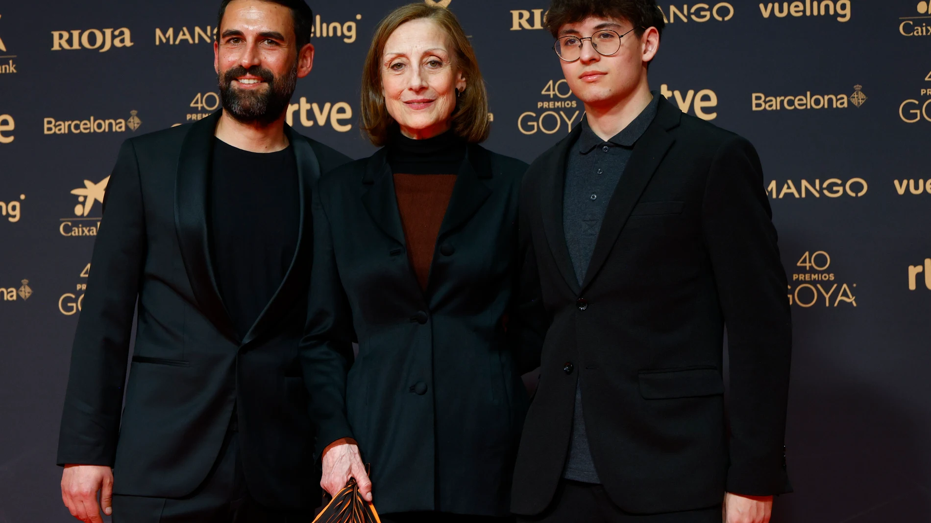 BARCELONA, 28/02/2026.- La actriz Carme Elías (c) posa a su llegada a la ceremonia de entrega de la 40 edición de los Premios Goya, este sábado en el Auditorio Forum CCIB de Barcelona. EFE/Quique García