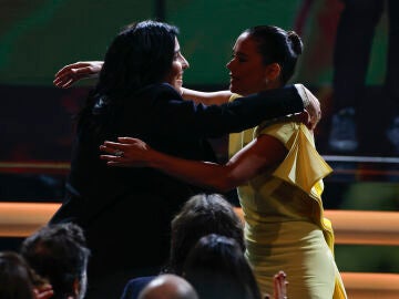 Patricia L&oacute;pez Arnaiz y la realizador Alauda Ruiz de Az&uacute;a durante los Premios Goya en su 40 edici&oacute;n, este s&aacute;bado en el Auditorio F&oacute;rum CCIB de Barcelona. 