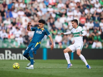 Omar El Hilali of RCD Espanyol competes for the ball with Andre Da Silva of Elche CF during the Spanish League, LaLiga EA Sports, football match played between Elche CF and RCD Espanyol at Estadio Manuel Martinez Valero on March 1, 2026 in Elche, Alicante, Spain. AFP7 01/03/2026 ONLY FOR USE IN SPAIN