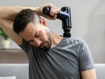 Si buscas recuperación muscular sin salir de casa esta pistola de masaje combina vibración profunda y calor Pistola de Masaje