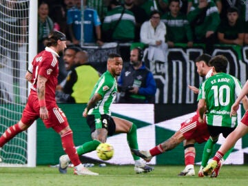 SEVILLA, 01/03/2026.- El delantero del Sevilla Isaac Romero (2-d) marca el 2-2, durante el partido de LaLiga de f&uacute;tbol que Real Betis y Sevilla FC han disputado este domingo en el estadio de La Cartuja. EFE/Ra&uacute;l Caro
