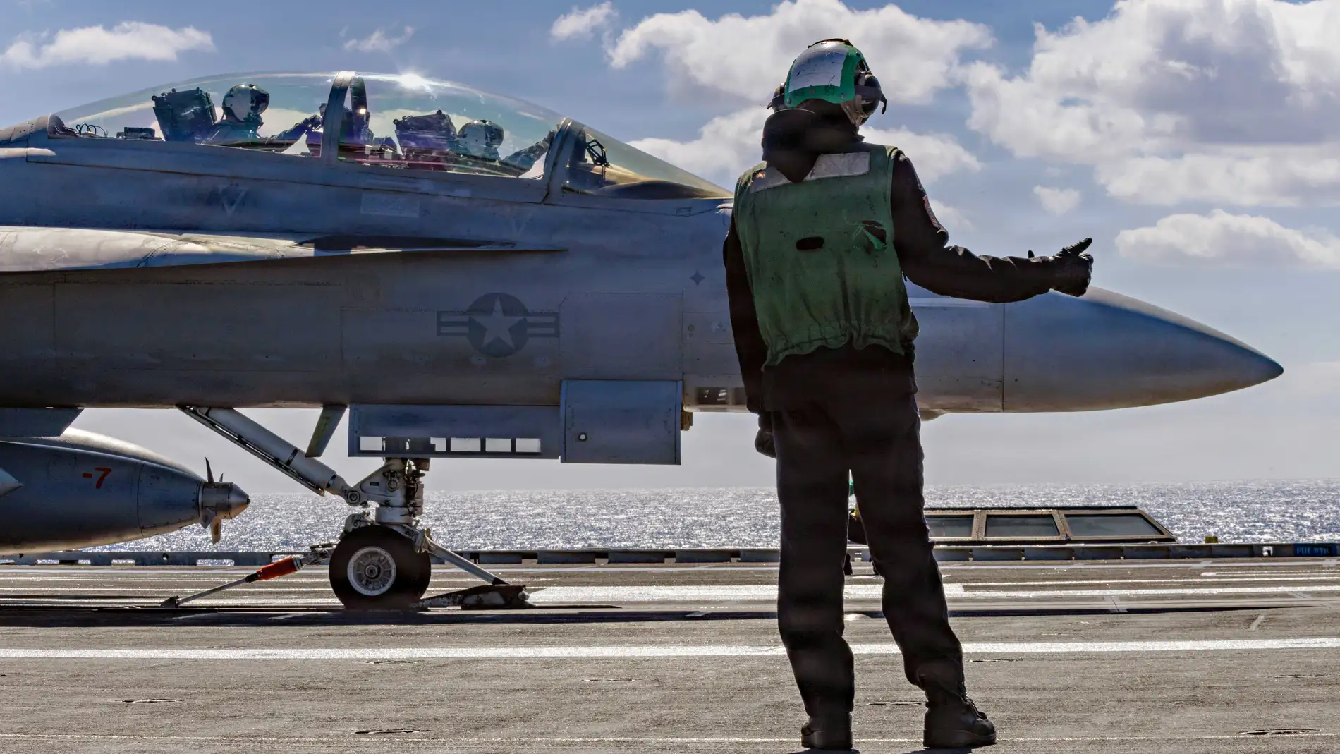 February 28, 2026, USS Gerald R Ford, International Waters: A U.S. Navy sailor signals for launch of a F/A-18F Super Hornet aircraft, attached to the Blacklions of Strike Fighter Squadron 213, from the flight deck of the Ford-class aircraft carrier USS Gerald R. Ford operating in support of Operation Epic Fury in an undisclosed location. Operation Epic Fury is the joint U.S-Israel attack on Iran. Europa Press/Contacto/Us Navy/U.S Navy 28/02/2026 ONLY FOR USE IN SPAIN