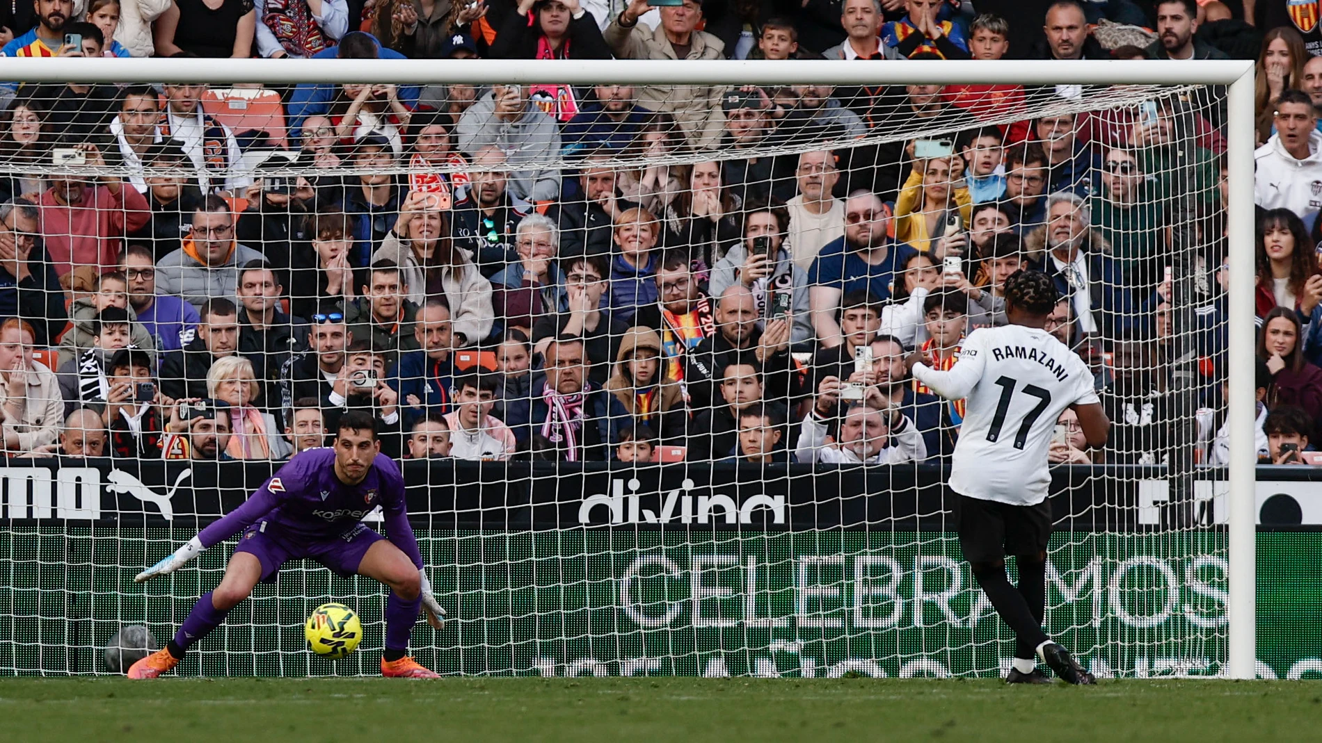 VALENCIA, 01/03/2026.- El centrocampista del Valencia Largie Ramazani marca gol de penalti conta Osasuna, durante el partido de la jornada 26 de LaLiga entre el Valencia y el Osasuna, este domingo en el estadio de Mestalla en Valencia.-EFE/ Biel Aliño
