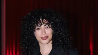 La actriz Mina El Hammani Look de Mina El Hammani para el desfile de Dolce&Gabbana en la Semana de la Moda de Milán.