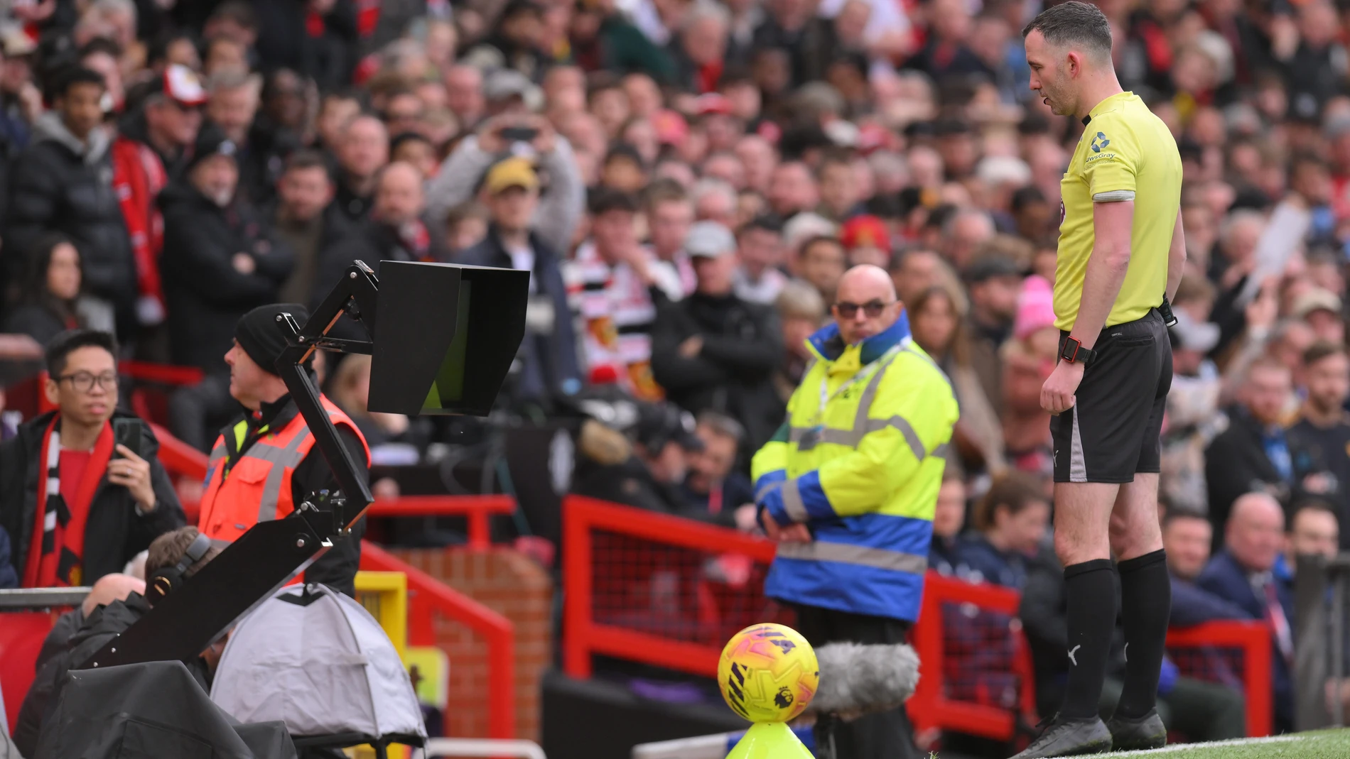 LONDON (United Kingdom), 01/03/2026.- Referee Chris Kavanagh waits for VAR on a possible penalty and red card during the English Premier League match of Manchester United against Crystal Palace, in Manchester, Britain, 01 March 2026. (Reino Unido) EFE/EPA/GARY OAKLEY EDITORIAL USE ONLY. No use with unauthorized audio, video, data, fixture lists, club/league logos, 'live' services or NFTs. Online in-match use limited to 120 images, no video emulation. No use in betting, games or single club/le...