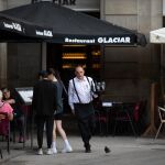 Un camarero sostiene una bandeja en la plaza Real de Barcelona