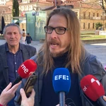 El podemita Pablo Fernández atiende a los medios