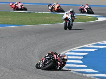 Marco Bezzecchi se escapó nada más arrancar la carrera Italy's Marco Bezzecchi of Aprilia Racing is chased by the pack of riders during the MotoGP at the Chang International Circuit in Buriram, Thailand, Sunday, March 1, 2026. (AP Photo/Kittinun Rodsupan)