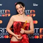 Look de Rosal&iacute;a para recibir el premio de los BRIT Awards 2026.