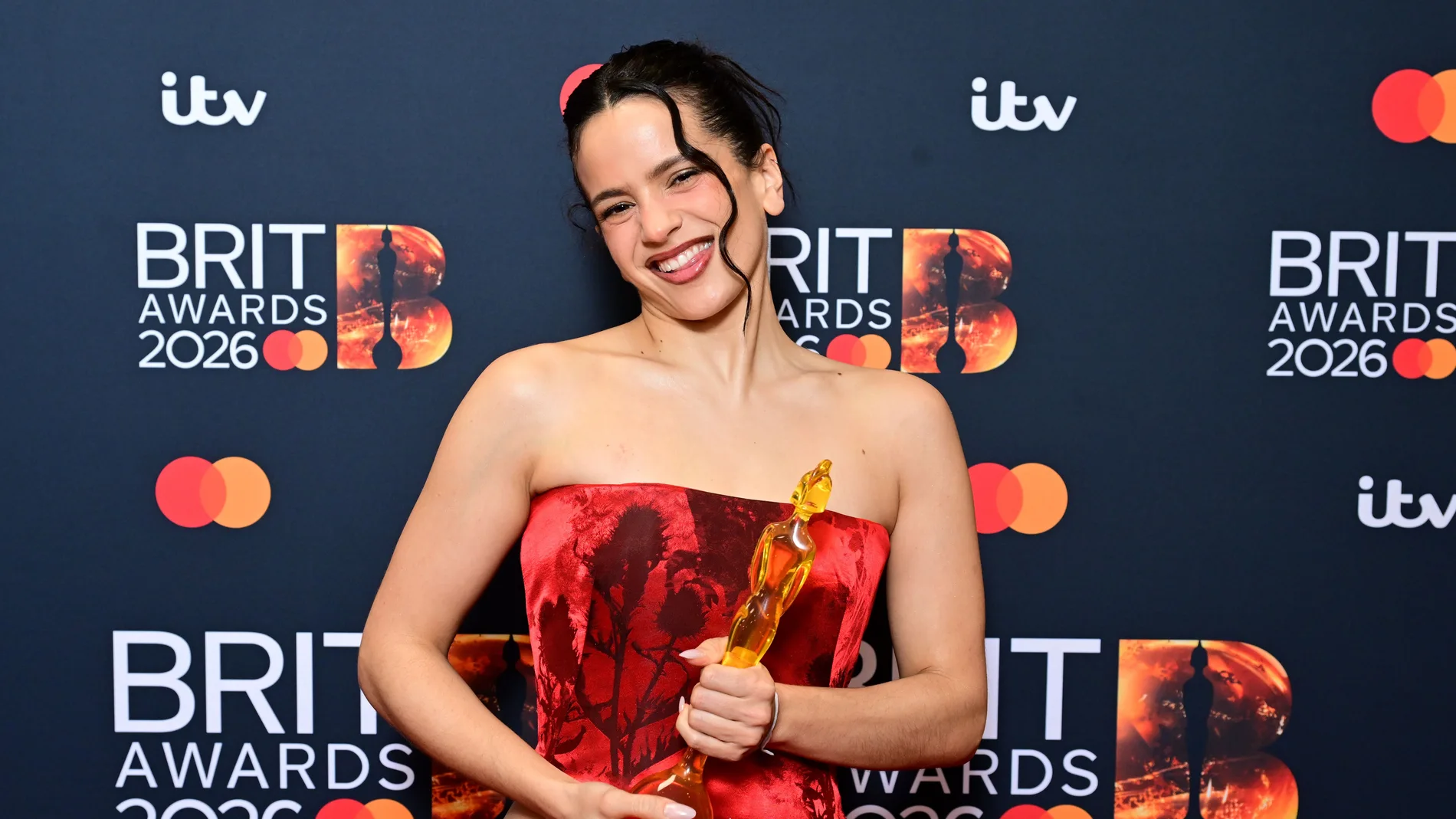 Look de Rosalía para recibir el premio de los BRIT Awards 2026.