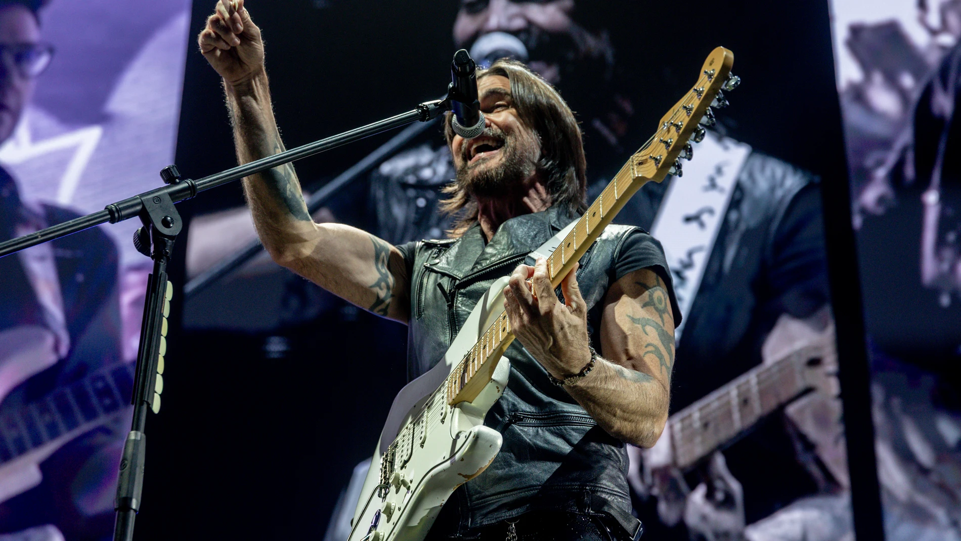 El cantante Juanes durante su concierto en el Movistar Arena, a 28 de febrero de 2026, en Madrid (España). El artista colombiano Juanes, ganador de múltiples Grammy y Latin Grammy, ha regresado a España para ofrecer un concierto único en el Movistar Arena de Madrid en el que ha hecho un repaso a su carrera e interpretado sus grandes éxitos ‘Volverte a Ver’, ‘La Camisa Negra’, ‘A Dios Le Pido’, ‘Nada Valgo Sin Tu Amor’, entre otros. 01 MARZO 2026;JUANES;MOVISTAR ARENA;ESPAÑA;MADRID;ARTISTA;CO...