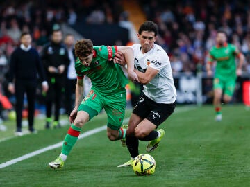 VALENCIA, 01/03/2026.- El centrocampista de Osasuna V&iacute;ctor Mu&ntilde;oz y el defensa del Valencia Jes&uacute;s V&aacute;zquez , durante el partido de la jornada 26 de LaLiga entre el Valencia y el Osasuna, este domingo en el estadio de Mestalla en Valencia.-EFE/ Biel Ali&ntilde;o 