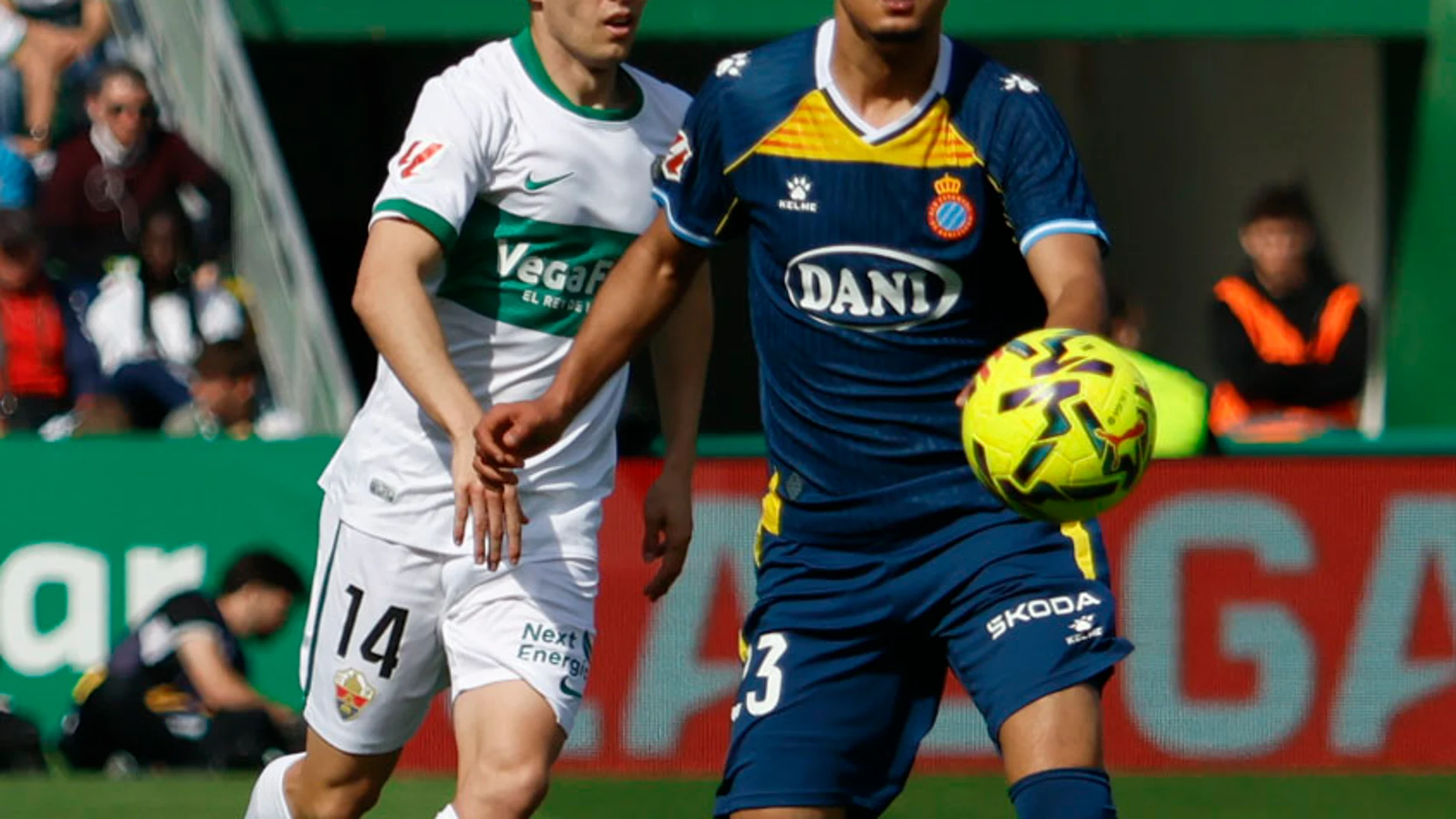 ELCHE (ALICANTE), 01/03/2026.- El defensa del RCD Espanyol Omar El Hilali (d) y el centrocampista del Elche Aleix Febas (i) durante el partido de Liga disputado este domingo en el estadio Martínez Valero de Elche. EFE/Pablo Miranzo