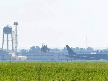 MOR&Oacute;N (SEVILLA), 01/03/2026.- Vista de uno de los aviones en la base militar que el Ej&eacute;rcito estadounidense tiene en la localidad sevillana de Mor&oacute;n, este domingo. EFE/ David Arjona 