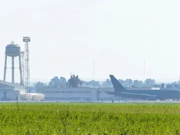 Base militar estadounidense en Morón MORÓN (SEVILLA), 01/03/2026.- Vista de uno de los aviones en la base militar que el Ejército estadounidense tiene en la localidad sevillana de Morón, este domingo. EFE/ David Arjona