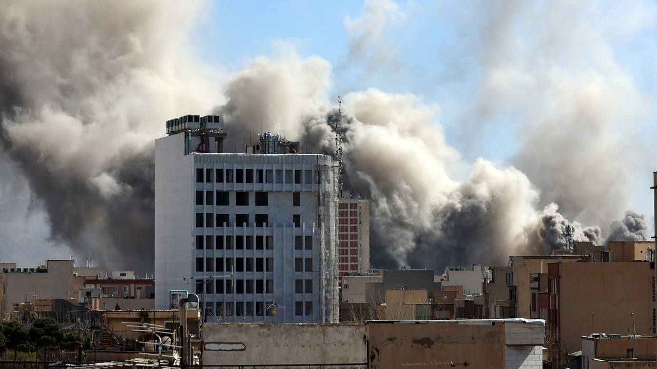 Ataque de Israel y EEUU a Irán, en directo hoy: explosiones, muertos y última hora