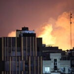 Nubes de humo se elevan sobre el cielo de Teher&aacute;n en los bombardeos