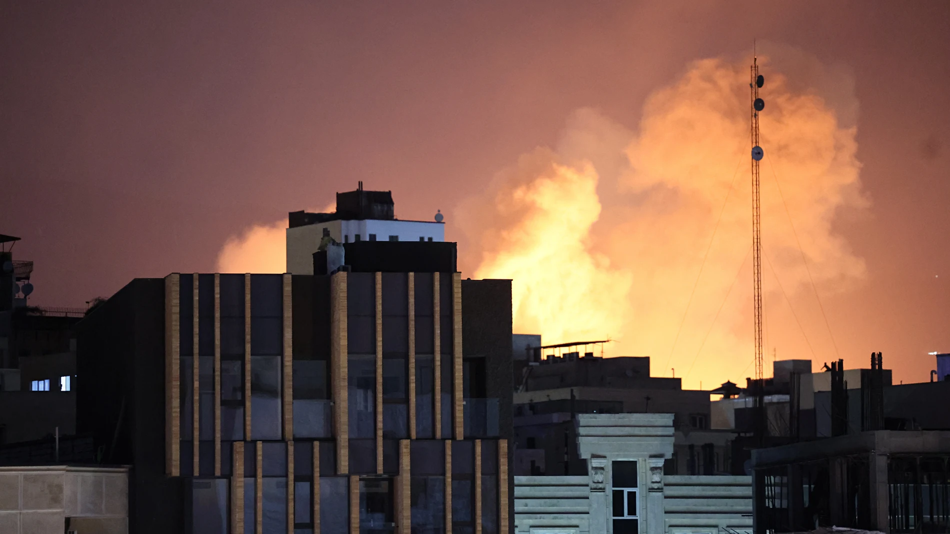 TEHRAN (IRAN(Islamic Republic Of)), 01/03/2026.- Smoke and flames rise behind buildings after an explosion on the second consecutive day of strikes by the US and Israel, in Tehran, Iran, 01 March 2026. A joint Israeli and US military operation continues on its second day after targeting multiple locations across Iran in the early hours of 28 February 2026, with Iran later launching retaliatory attacks. (Teherán) EFE/EPA/ABEDIN TAHERKENAREH