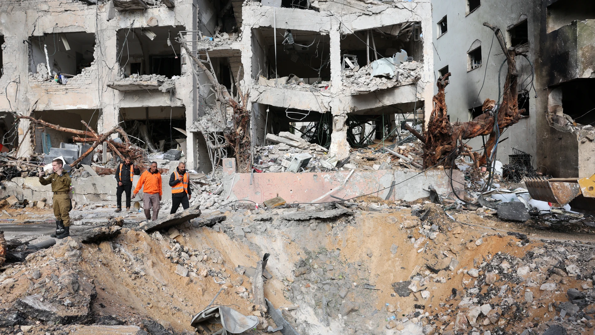 TEL AVIV (Israel), 01/03/2026.- Emergency services personnel inspect the damage at the scene of a building that was struck by an Iranian missile in Tel Aviv, Israel, 01 March 2026. The Israeli military reported on 28 February it detected missiles launched from Iran following earlier Israeli and US strikes on Iran. Sirens were activated across several parts of the country in response. EFE/EPA/ABIR SULTAN