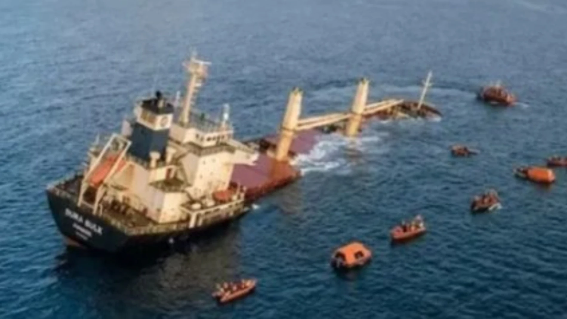 Momento del hundimiento del buque