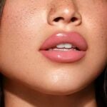 Primer plano de labios rosa con acabado satinado ligero