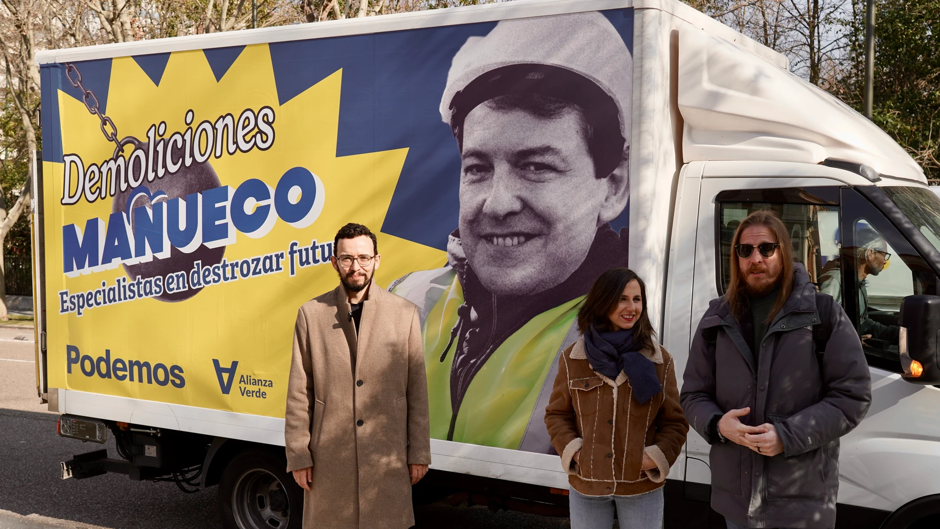 Ione Belarra, Pablo Fernández y Miguel Ángel Llamas junto a la furgoneta