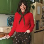 Influencer con vaqueros marrones con estampado floral