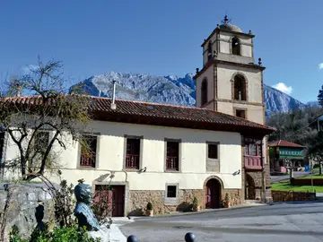 Esta es la Colegiata de San Pedro de Teverga: románico, montaña y la visita a dos momias del siglo XVII por solo dos euros La Colegiata de San Pedro de Teverga