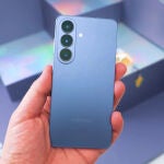 Es el tel&eacute;fono m&aacute;s compacto de la serie Galaxy S26