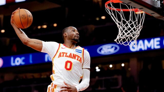 Jonathan Kuminga se dispone a ejecutar un mate en un partido de los Hawks