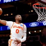 Jonathan Kuminga se dispone a ejecutar un mate en un partido de los Hawks