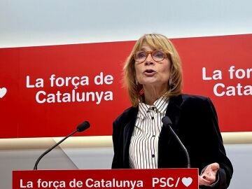 La viceprimera secretaria y portavoz del PSC, Llu&iuml;sa Moret, en una rueda de prensa desde la sede del partido