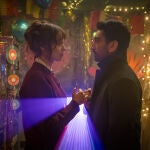 Evie (Aimee Lou Wood) y Noa (Nabhaan Rizwan) tienen una qu&iacute;mica ineludible, palpable, y aut&eacute;ntica sal y pimienta de esta ensalada ficcionada