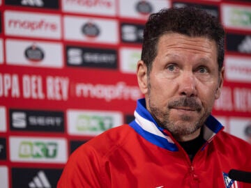 MAJADAHONDA (MADRID) 02/03/2026.- El entrenador del Atl&eacute;tico de Madrid, Diego Simeone, durante la rueda de prensa tras el entrenamiento del equipo en la Ciudad deportiva de Majadahonda, Madrid, este lunes para preparar el partido de vuelta de semifinales de la Copa del Rey contra el FC Barcelona. EFE/Sergio P&eacute;rez
