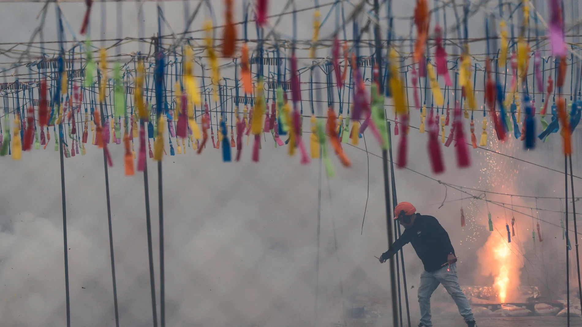 GRAFCVA2398. VALENCIA, 02/03/2026.- Un operario controla el disparo de la segunda mascletà de las Fallas 2026 en la plaza del Ayuntamiento de València, a cargo de Pirotecnia Hermanos Sirvent, con 109 kilos de pólvora. EFE/Manuel Bruque